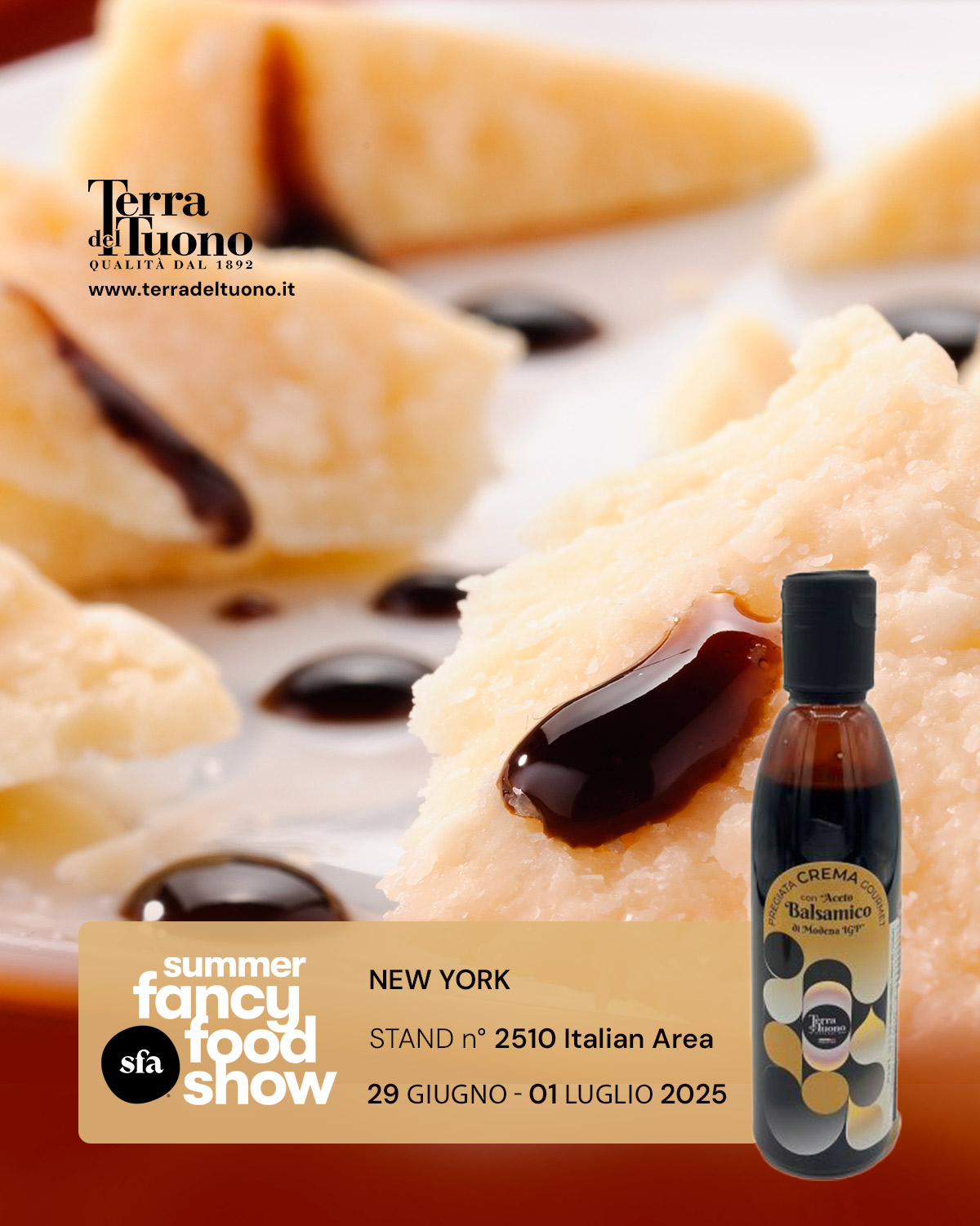 L'image montre une assiette garnie de copeaux de fromage et de gouttes de vinaigre balsamique foncé, avec une bouteille de « CREMA con Aceto Balsamico di Modena IGP » à droite. Au premier plan, en bas, se trouve un carton portant l'inscription « Summer Fancy Food Show », le logo « SFA » et les mentions « NEW YORK », « STAND n° 2510 Zone Italie », « 29 JUIN - 01 JUIN 2025 ».